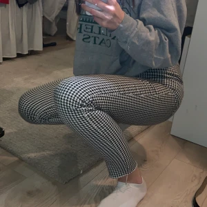 Rutiga jeans, H&M, str 38 - Fina byxor i checked mönster, bra fit! Säljer pga för stora. Str 38. Swipe för mer info 🌟 