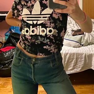 Adidas Tisha med blommönster - Jättesnygg och skön tröja från adidas! Knappt använd, mycket skön och har superfina blommor på sig🥰🥰  passar mej som är en S/M. Vill du ha den tajtare så är det snyggt att knyta i bak💋💖