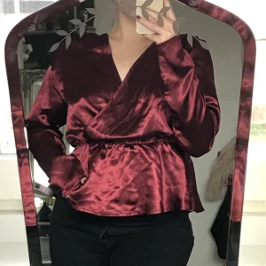 Vinröd blus från Ginatricot - Vinröd blus från Ginatricot i silke! Storlek 34 men skulle mer säga 36. Lite sliten på ryggen (se bild 3)