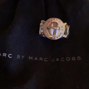 Marc Jacobs ring  - I fint skick relativt liten i storleken 