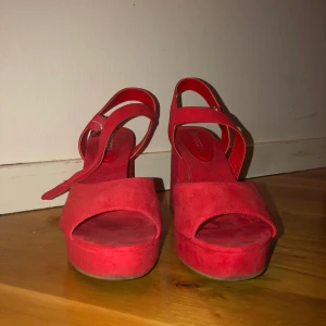 Röda klackar från HM. Strl 38. - Röda klackar från HM. Strl 38. Använda några gånger. 