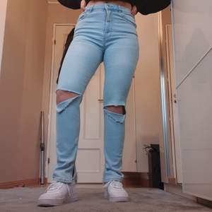 Säljer mina jeans som jag klippt själv. Ursprungligen från Gina Tricot, storlek M. Säljer pga tycker dom är lite för korta, annars ursnygga! Säljer för 200 alt bud 