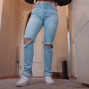 Slitna jeans  - Säljer mina jeans som jag klippt själv. Ursprungligen från Gina Tricot, storlek M. Säljer pga tycker dom är lite för korta, annars ursnygga! Säljer för 200 alt bud 