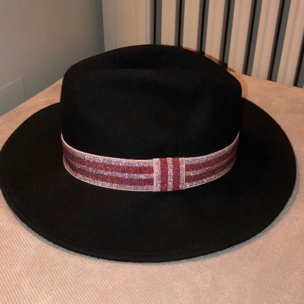 FINNS PÅ SELLPY. Fin filad hatt i fint/nytt skick. Varm o bra till höst o vintern! Köpt i london i deras butik. Övrigt.