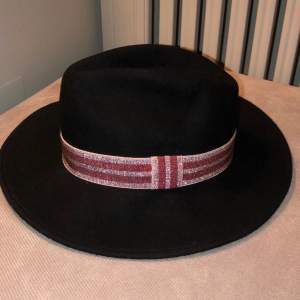 FINNS PÅ SELLPY. Fin filad hatt i fint/nytt skick. Varm o bra till höst o vintern! Köpt i london i deras butik