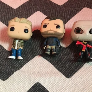 Säljer pop figurer 40kr st och 120 tsm - tre pop figurer nästan nya man kan inte vrida huvudet på en av de (den men vapnet)