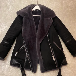 Zara bikerjacka  - Säljer min helt nya såkallade bikerjacka från Zara. Säljer pågrund av att det inte riktigt är min stil. Stl XS men jag som normalt vis är S passar den jättebra på. Det päls i hela jackan ut till armarna så den är riktigt mysig och varm.                                            Köpt för 1.295kr och säljer för 800kr