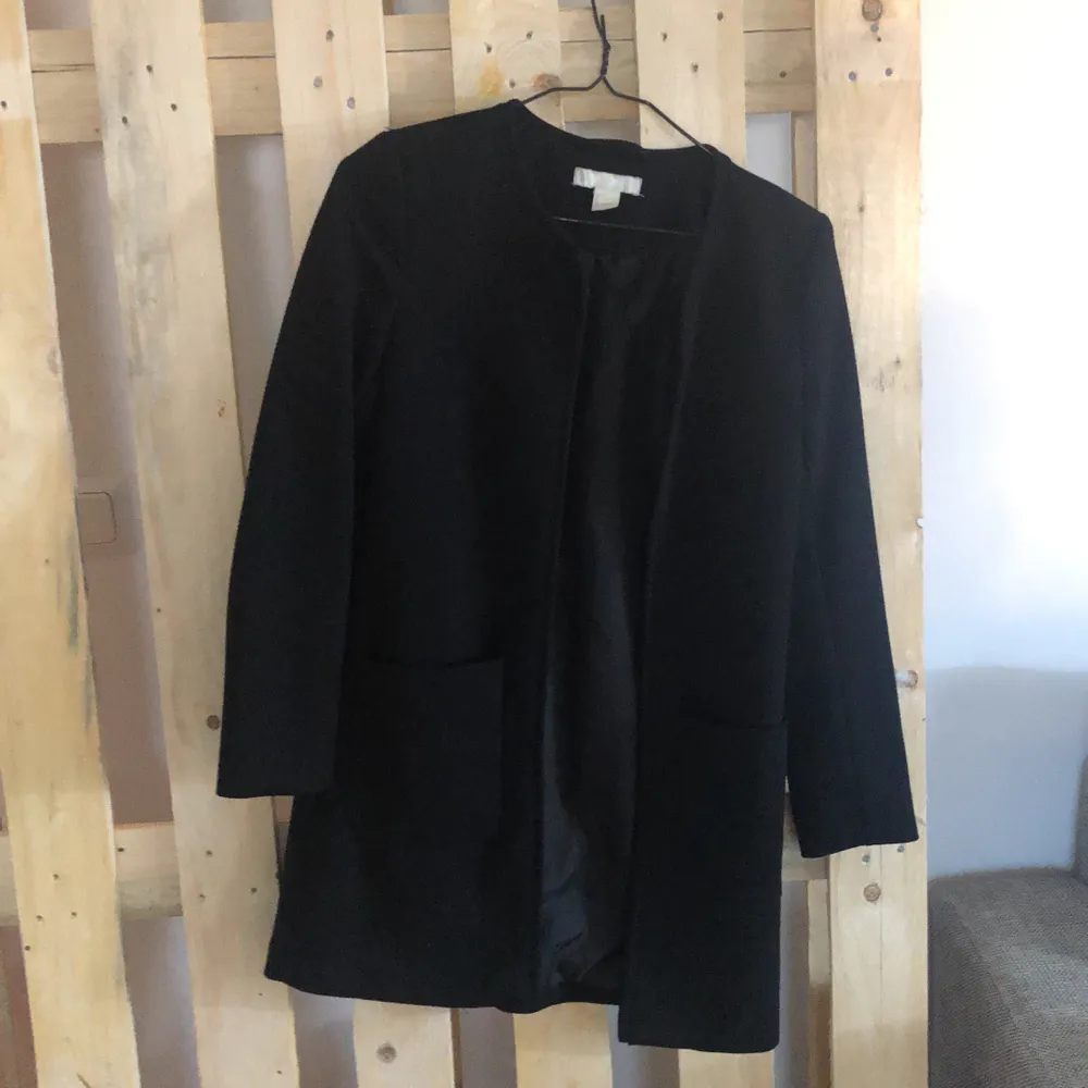Easy to wear black coat from H&M, perfect condition size 34. Smart coat to be worn with a cocktail dress, also suited for adding sophistication to an informal outfit. Unfortunately, it does not suit me anymore . Jackor.