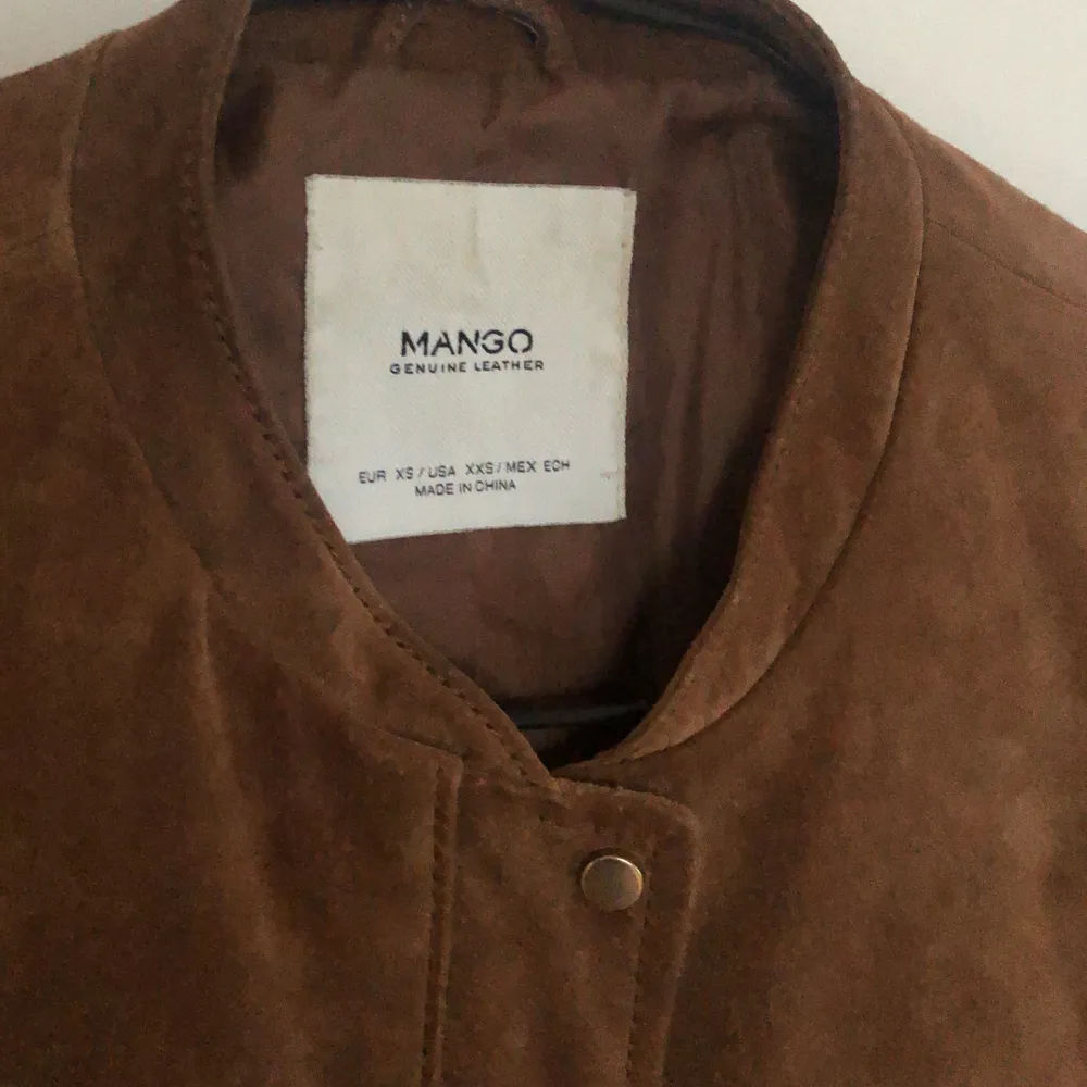 Barely worn brwon leather jacket, XS size mango. Fits tight, gold details. Really stylish jacket, selling because it does not fit me anymore.. Jackor.