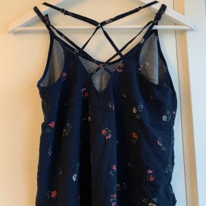 Hollister blus strl xs - Jättefin blus från Hollister strl xs. Jättefin korsad rygg