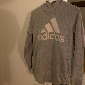 Adidas hoddie - En grå långare hoddie i storleken s/m. Väldigt snygg och bra kvalitet✌🏻 Frakten står man för själv🚚