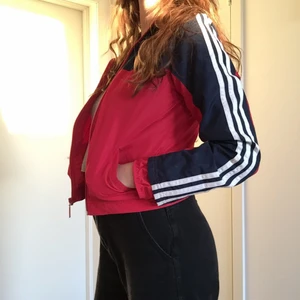 Adidas jacka - Röd & blå adidas windbreaker. Barnstorlek och passar XS