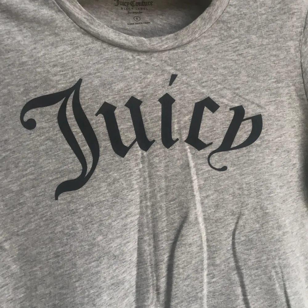 Grå t-shirt från Juicy Couture, använd ca 2 ggr så jättefint skick. T-shirts.