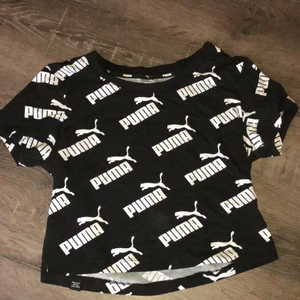 Kort puma topp - Säljer min coola lite kortare topp från puma då den inte riktigt passar min stil längre!☺️ använd max 2 gånger så är i nytt skick🤍