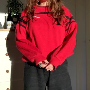 Collegetröja - Röd tröja med svarta detaljer köpt i Madrid!❤️