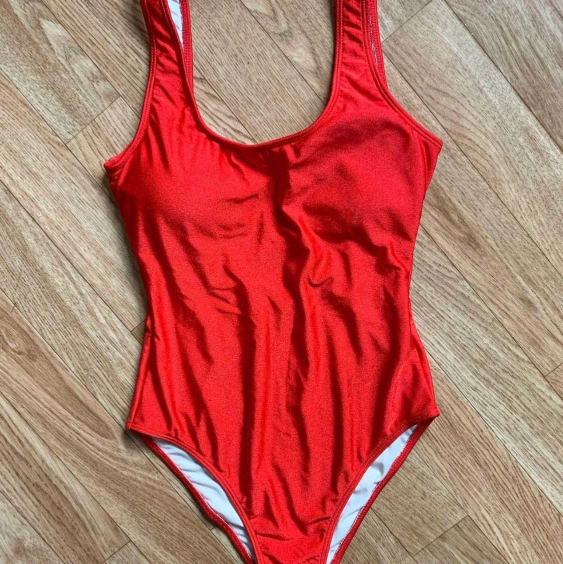 Röd baddräkt