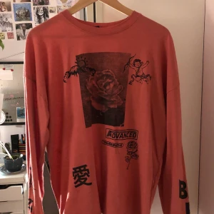 Trendig långärmad  - Skit cool och trendig långärmad. Knapt använd. Skriv för bild på:)