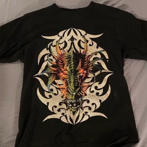 drak t-shirt - samma motiv fram och bak, men stenar där fram🤩 storlek M i barn tror jag