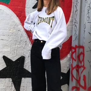 College sweatshirt  - Säljer min älskade collegesweatshirt😍 Trendig, skön och passar till allt! Köpt på second hand i Köpenhamn men är i jättebra skick! (Har en liten slitning på ena mudden men märks knappt) Texten är i grönt och gult. Sitter oversized på mig som är en S.  Frakt tillkommer😋 Budgiving slutar tisdag 24/11 kl 18.00!! HÖGSTA BUD: 300