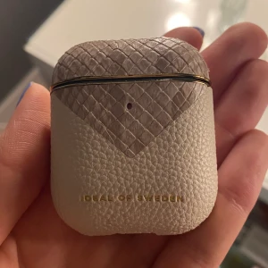 Airpod skal - Airpods skal får ideal of sweden som är i nyskick! Lätt att ta av och sätta på med snygg design! Köpt för 349kr men priset kan diskuteras!!