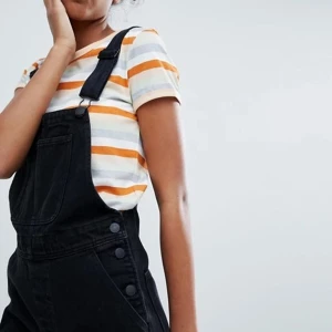 Hängselbyxor Monki - Svarta hängselbyxor i storlek XS. Urusel bild av mig, men skicket är som nytt!