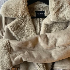 Pull&bear jacka - Säljer denna mysiga beiga jackan från pull&bear. Jackan är verkligen fluffig och har så mysig päls inne i hela jackan. 