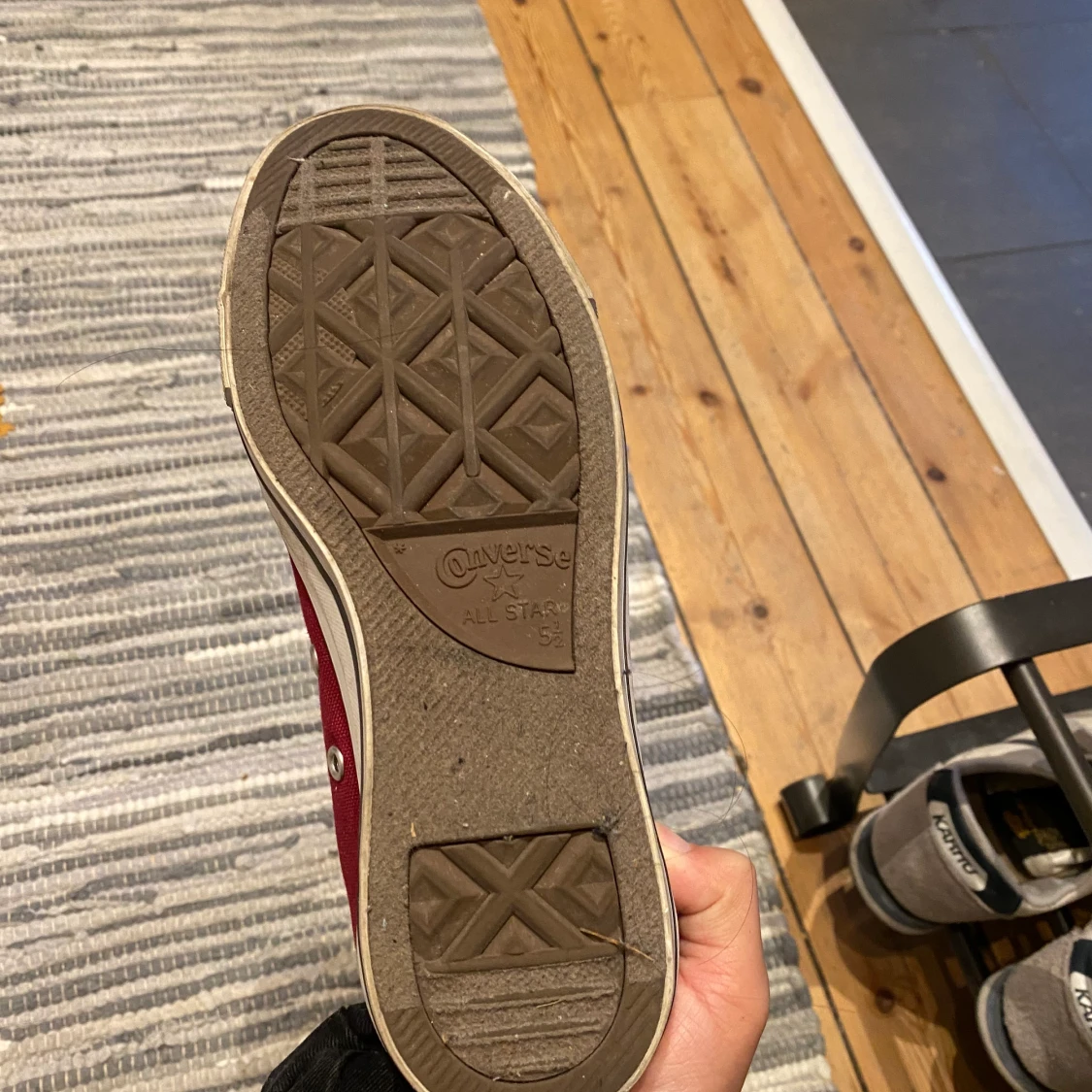 Vinröda converse storlek 38  - 90