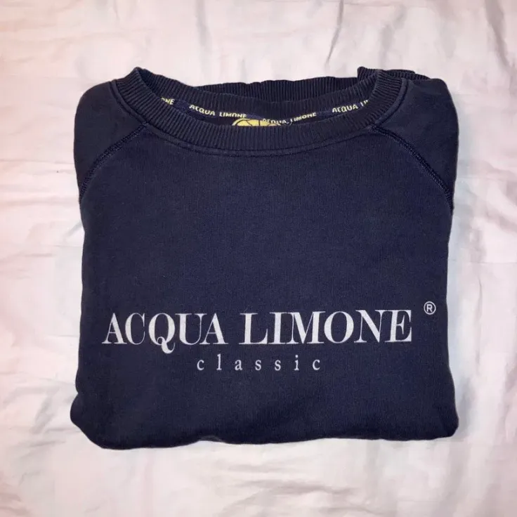 Fin Acqua Limone tröja i marinblå med ett stort fint tryck på ryggen i storlek S (unisex). Köparen står för frakt!. Tröjor & Koftor.