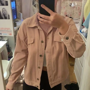 Forever 21 - Rosa jacka lite vintage stuk från Forever 21. 
