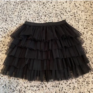 Tyllkjol zara - Min asballa tyllkjol ifrån zara kids, storlek 164 vilket motsvarar en S. (Lånade bilder, men min kjol är ju identisk)  200kr + frakt