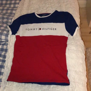 Tommy Hilfiger T-shirt   - Lite oversized, väldigt skön! Jättebra skick! (Äkta såklart!) 