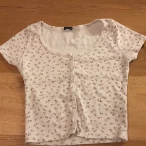 Brandy Melville top!! - En blommig brandy Melville top som är super fin!! Säljs pga att jag aldrig andvänder den!!<33 har bara använt den 1-2 ggr!!<33 Nypris: 160kr!
