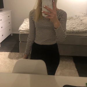 Randig tröja storlek 158/164 - Snygg randig tröja från Kappahl ✨ bara använd ett fåtal gånger✨ bra skick✨ köparen står för frakten✨det är två små hål på sida från ett litet märke som jag tog bort men som verkligen inte syns ✨