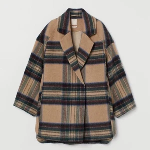 H&M kappa - Supersnygg kappa som är helt slutsåld på H&M. Den innehåller 70% ull och därmed väldigt varm. Slutar en bit ovanför knäna på mig som är 165.  Köpte förra vintern för 1099kr, sparsamt använd. Pris kan diskuteras vid snabb affär.