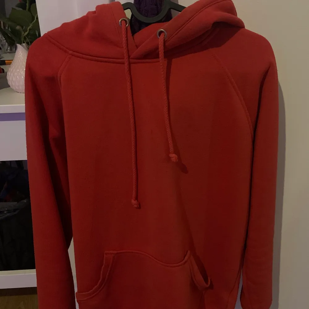 Säljer min röda bikbok hoodie. Använd fåtal gånger och säljs inte längre.. Hoodies.