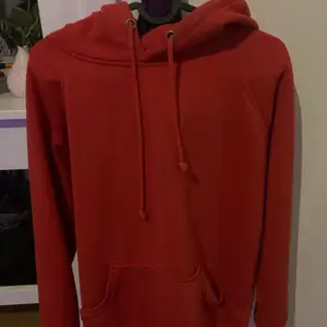 Säljer min röda bikbok hoodie. Använd fåtal gånger och säljs inte längre.