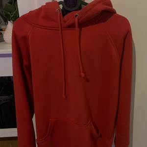  Bikbok hoodie stl xs - Säljer min röda bikbok hoodie. Använd fåtal gånger och säljs inte längre.