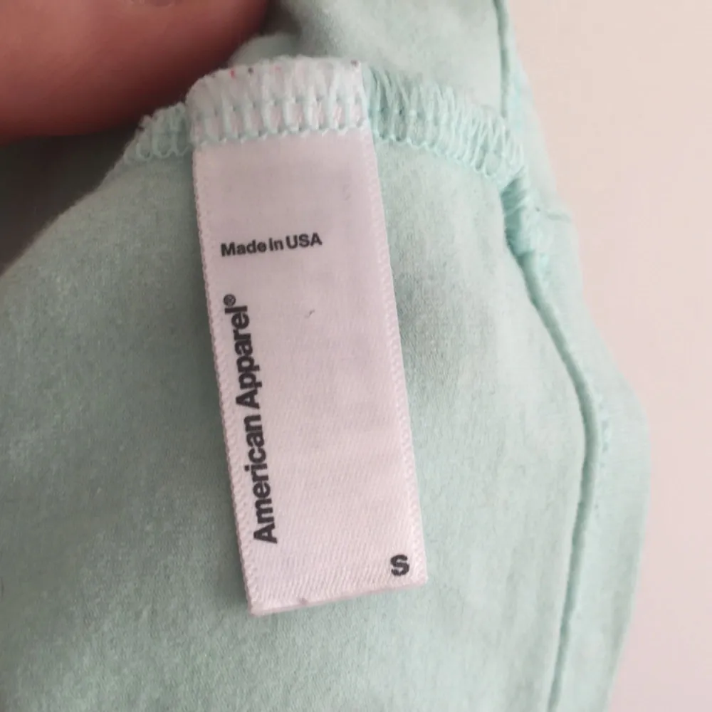 Croppat linne från American Apparel. Jättefin färg, men skulle säga att det är en XS. Väldigt litet. Frakten är inkluderad i priset (postens S påse, 35kr.) Kan även mötas upp i Uppsala, då försvinner kostnaden för frakten.. Toppar.