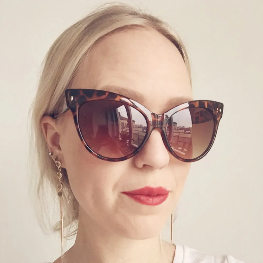Såå fina solglasögon köpta i London härom året. Använt fåtal ggr då de är för stora för mig. (Har ganska litet ansikte 😊)   Möts upp i Stockholm. . Accessoarer.