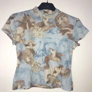  - Ljuvlig änglapolo 😇 gjord av något slags nylontyg.  Fraktar eller möts på söder i Stockholm :)