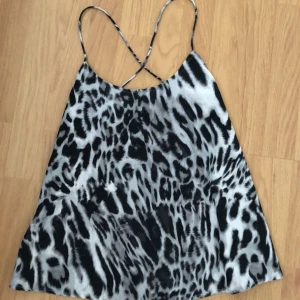  - Leopard topp med x-rygg