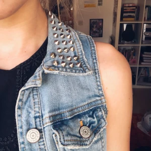  - Jeansväst med nitar på kragen. Använd bara ett par gånger, som ny! Köparen betalar frakt. 