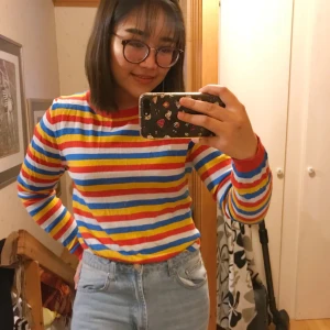  - Färgglad tröja ifrån Monki!  Jätte fin men tyvärr har jag bara använt den ca 2 ggr (aldrig en hel dag) ✨  Köparen står för frakt som blir 35kr! 📮 Katt finns i hemmet 🐈