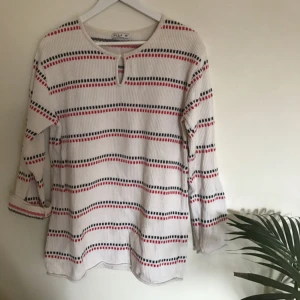  - En over size tjocktröja från Vila⭐️✨ En mindre fläck på tröjan som knappt syns, därav det billiga priset.