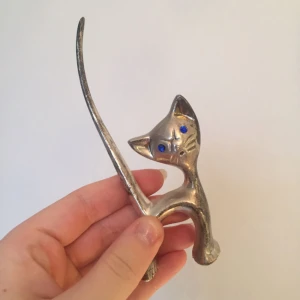  - Jätte fin katt att hänga smycken på! Den är till för att hänga ringar på svansen och är super söt!🍄 