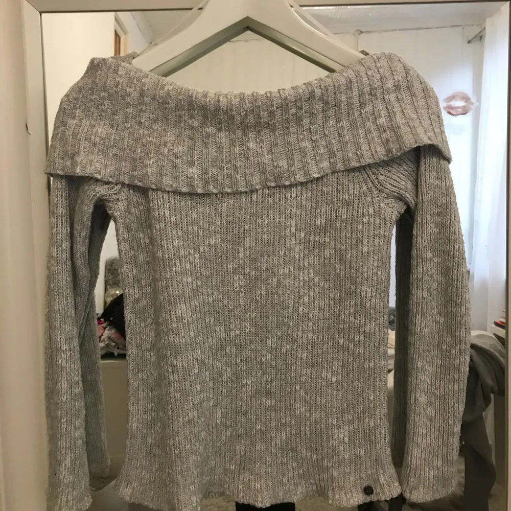 Grå stickad off-shoulder tröja från hollister. Använd fåtal gånger men är i fint skick👍🏼 köparen står för frakt❣️. Stickat.