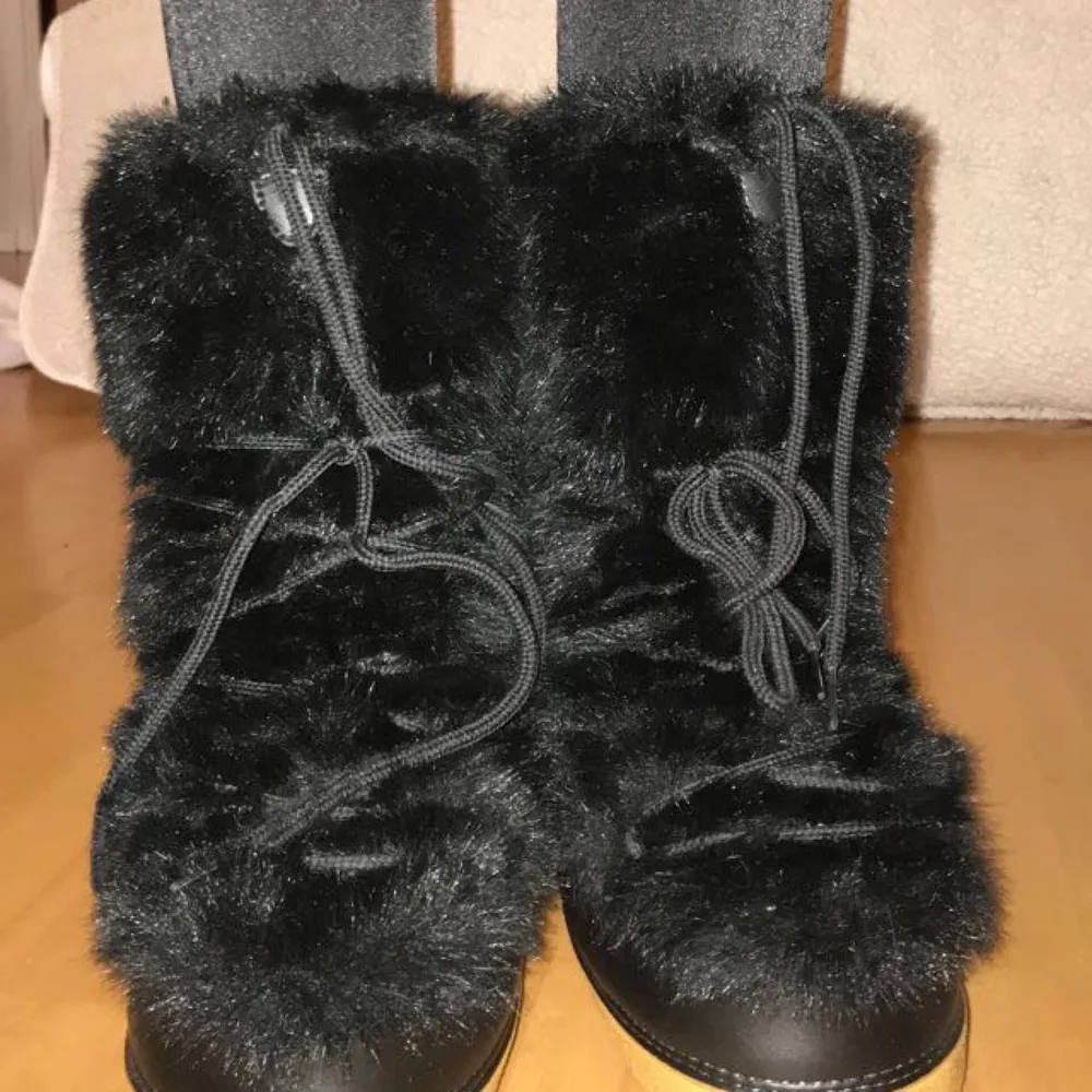 Moderna & Grymt coola vinterskor, är själv inte vågad till att bära upp skorna och av den anledningen nästan aldrig använda Köpare står för ev. frakt  :) . Skor.