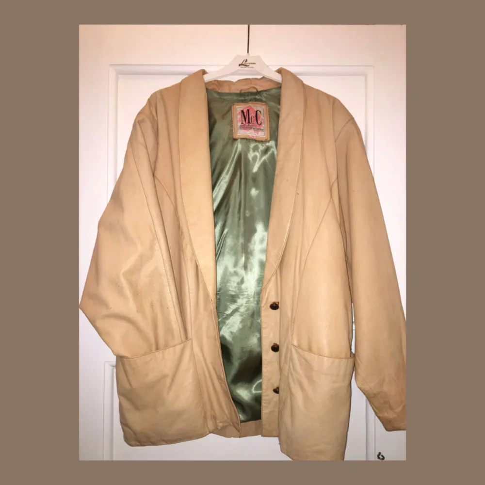 Svinsnygg vintage jacka i faux läder. Insida av grönt silkes-aktigt tyg, storlek 38! Very 90's, skitsnygg m en hoodie under🌹 Frakten betalas av köparen eller så möts vi upp i Stockholm🦋. Jackor.