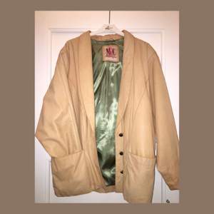 Svinsnygg vintage jacka i faux läder. Insida av grönt silkes-aktigt tyg, storlek 38! Very 90's, skitsnygg m en hoodie under🌹 Frakten betalas av köparen eller så möts vi upp i Stockholm🦋