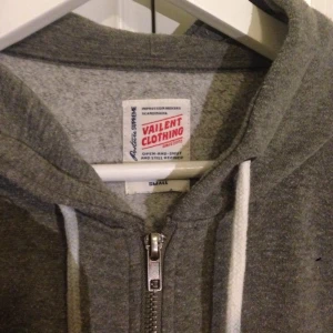 Grå hoodie, använd fåtal gånger. Nypris 399kr. - Grå hoodie, använd fåtal gånger. Nypris 399kr.